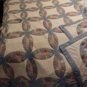 Quilted bedspread with 2 standard size pillow shams